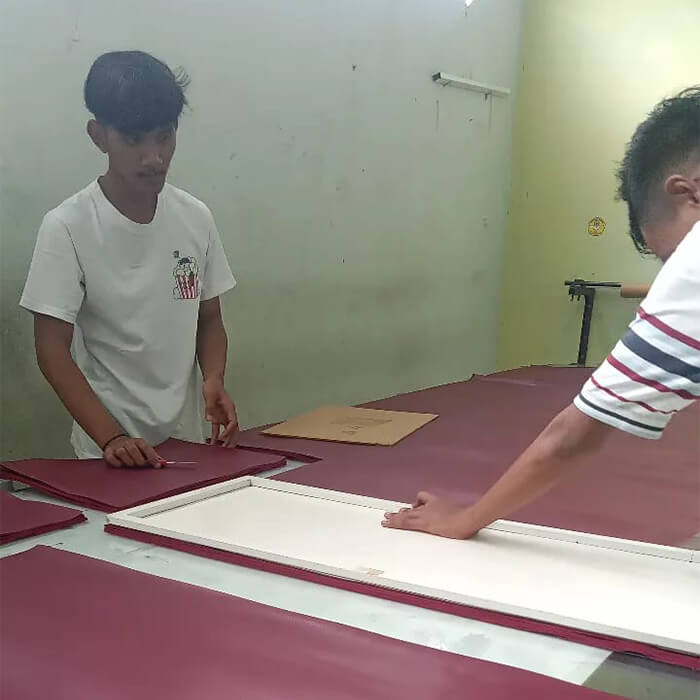 Detail emboss hotprint emas pada sampul raport berkualitas